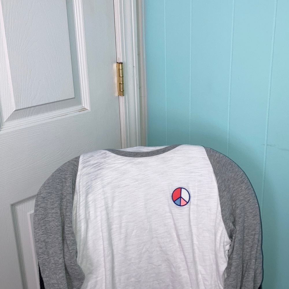 Medium sleeved old navy tee shirt